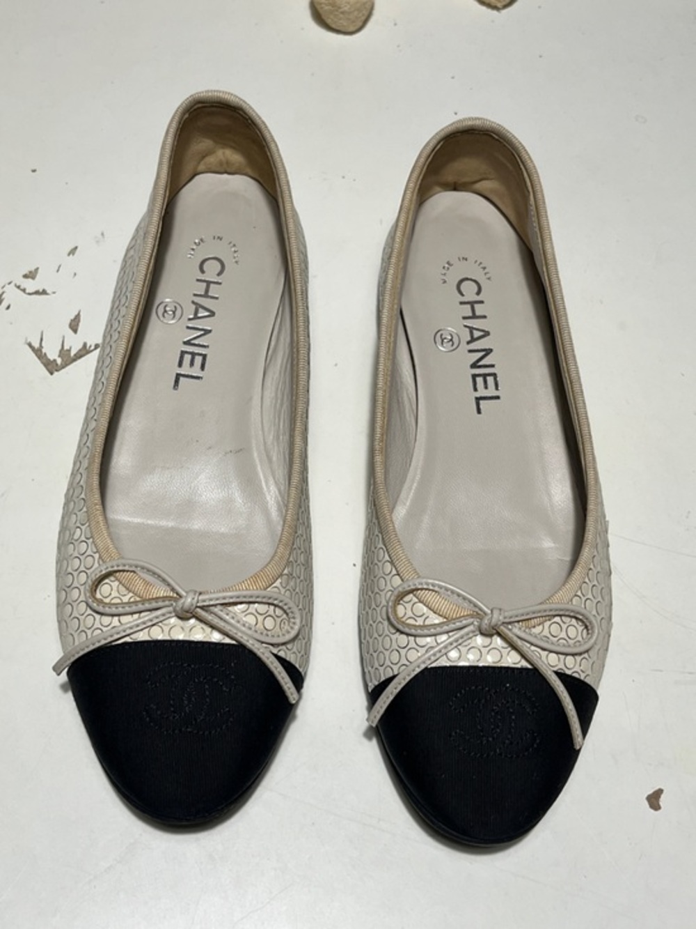 CHANEL white black Leather Ballet Flats with Black Cap Toe